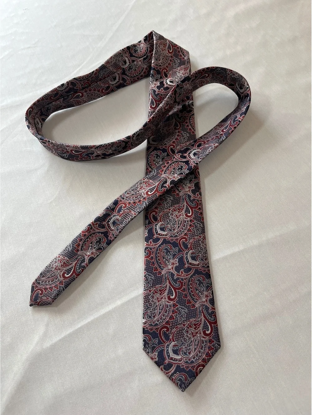 Perry Ellis portfolio neck tie red white blue paisley